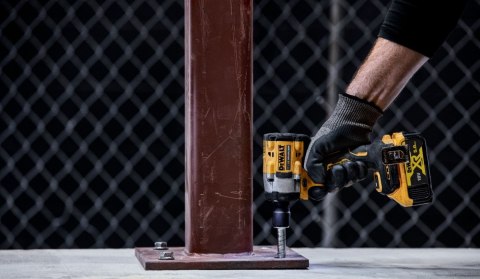 Klucz udarowy Kompaktowy zestaw 2 akumulatory + ładowarka 18V DeWalt DCF922P2T-QW