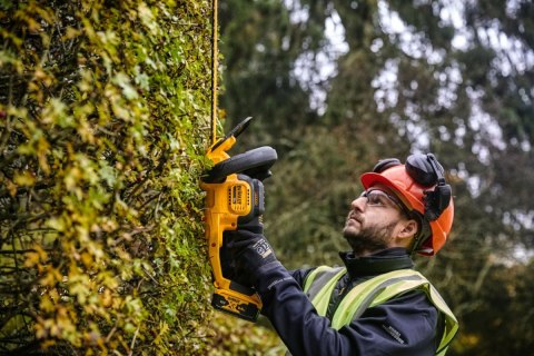 NOŻYCE AKUMULATOROWE DO ŻYWOPŁOTU 55CM 18V XR 1*5.0 AH DCMHT563P1-QW DEWALT