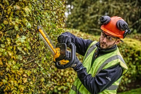 NOŻYCE AKUMULATOROWE DO ŻYWOPŁOTU 55CM 18V XR 1*5.0 AH DCMHT563P1-QW DEWALT