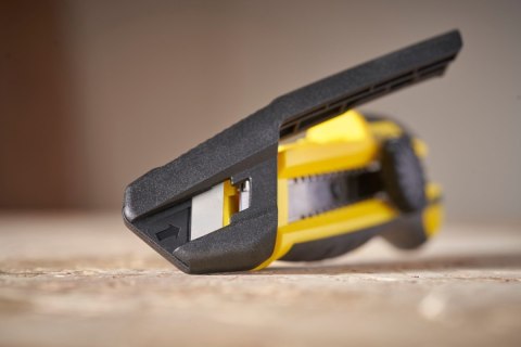NOŻYK NÓŻ 18mm Z SYSTEMEM ODŁAMYWANIA KÓŁKO BLOKUJĄCE STANLEY STHT10500-0