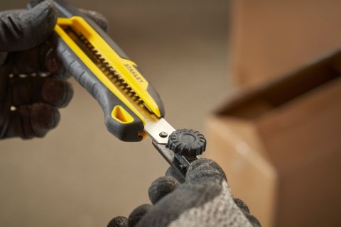 NOŻYK NÓŻ 18mm Z SYSTEMEM ODŁAMYWANIA KÓŁKO BLOKUJĄCE STANLEY STHT10500-0