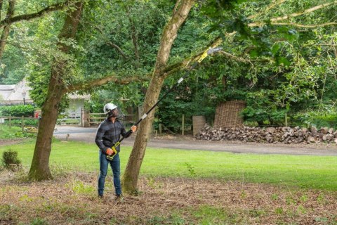 RYOBI AKUMULATOROWA PILARKA ONE+ 18V DO GAŁĘZI Z PROWADNICĄ 200MM