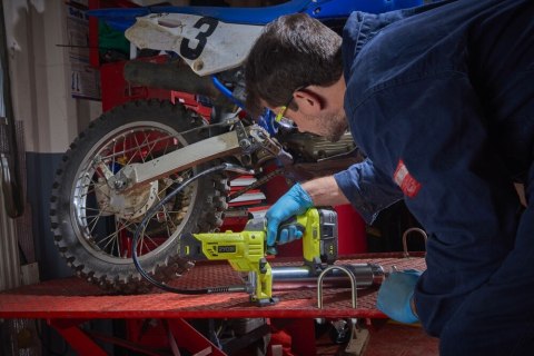 Smarownica akumulatorowa do samrowania pojazdów i maszyn 18 V RYOBI R18GG-0 Smarownica akumulatorowa do samrowania pojazdów i maszyn 18 V RYOBI R18GG-0