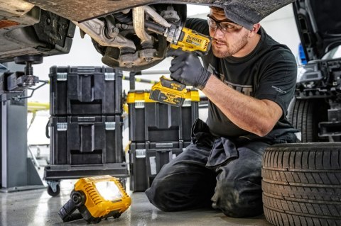AKUMULATOROWA LAMPA ROBOCZA WARSZTATOTWA HALOGEN LED DeWALT XR DCL077 AKUMULATOROWA LAMPA ROBOCZA WARSZTATOTWA HALOGEN LED DeWALT XR DCL077