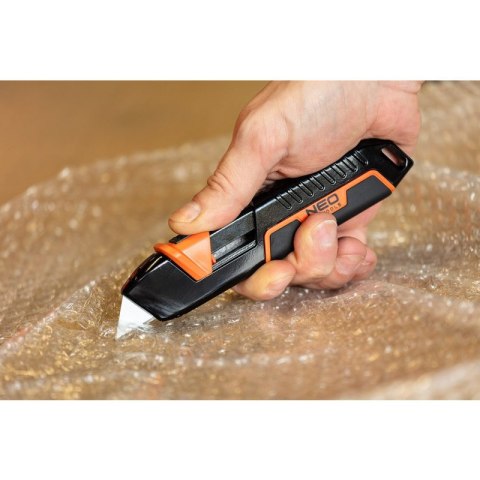 NÓŻ Z OSTRZEM TRAPEZOWYM, BEZPIECZNY 63-704 NEO TOOLS NÓŻ Z OSTRZEM TRAPEZOWYM, BEZPIECZNY 63-704 NEO TOOLS