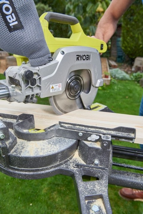 UKOŚNICA Z POSUWEM AKUMULATOROWA 18V ONE + TARCZA 216mm R18MS216-0 RYOBI