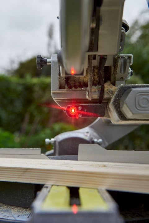 UKOŚNICA Z POSUWEM AKUMULATOROWA 18V ONE + TARCZA 216mm R18MS216-0 RYOBI