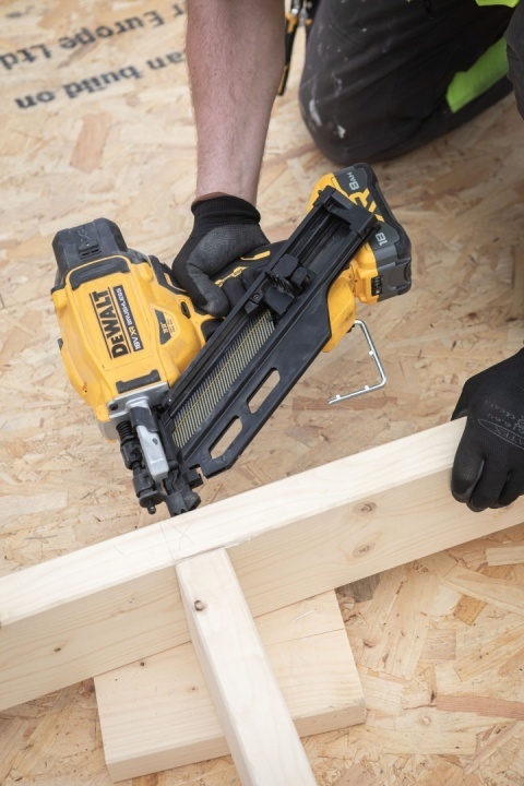 Gwoździarka akumulatorowa szkieletowa DeWALT DCN930N XJ 18V 50 do 90 mm bezszczotkowa wersja bez akumulatora i ładowarki